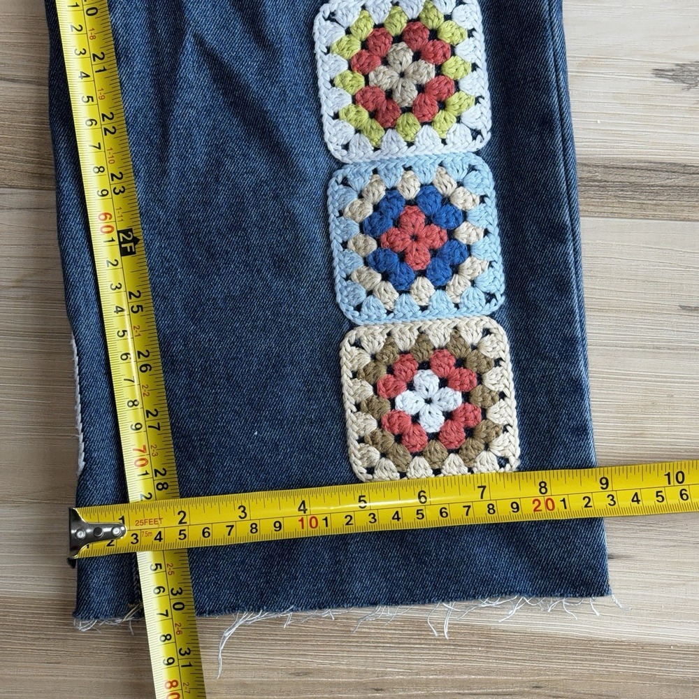 Oli & Hali Boho Crochet Multicolor Granny Square Patch Jeans Raw Hem Size Medium - Picture 7 of 11